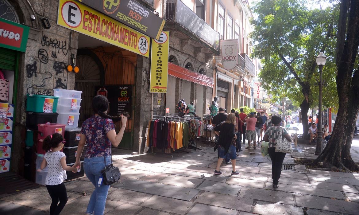 Rio tem primeiro dia útil de reabertura do comércio de rua