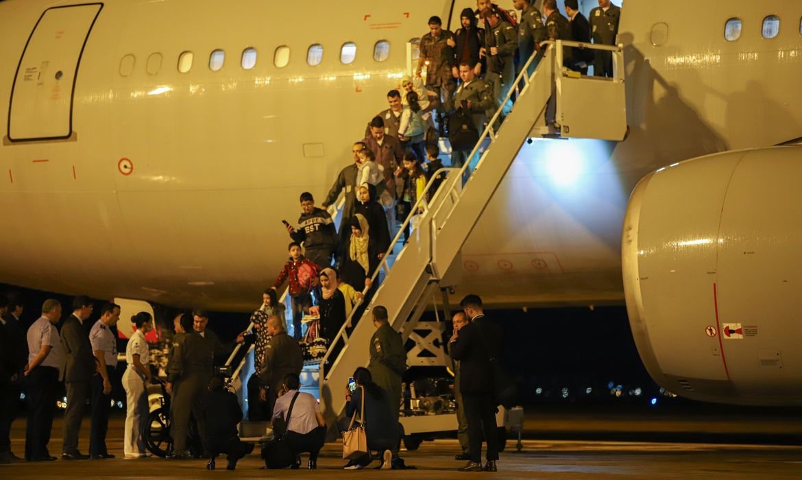 Brasília (DF) 11/12/2023 – A Operação Voltando em Paz, do Governo Federal, cumpre mais uma missão de repatriação de brasileiros, tinha a bordo, 48 passageiros repatriados da Faixa de Gaza.
Foto: Antonio Cruz/Agência Brasil