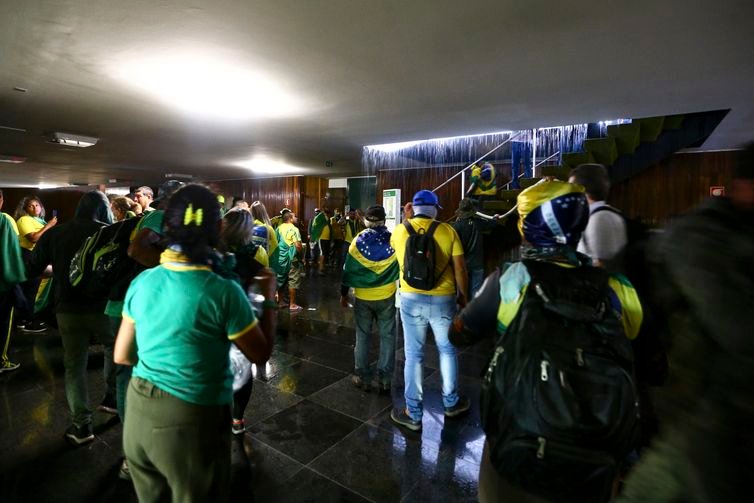 Manifestantes invadem Congresso, STF e Palácio do Planalto.