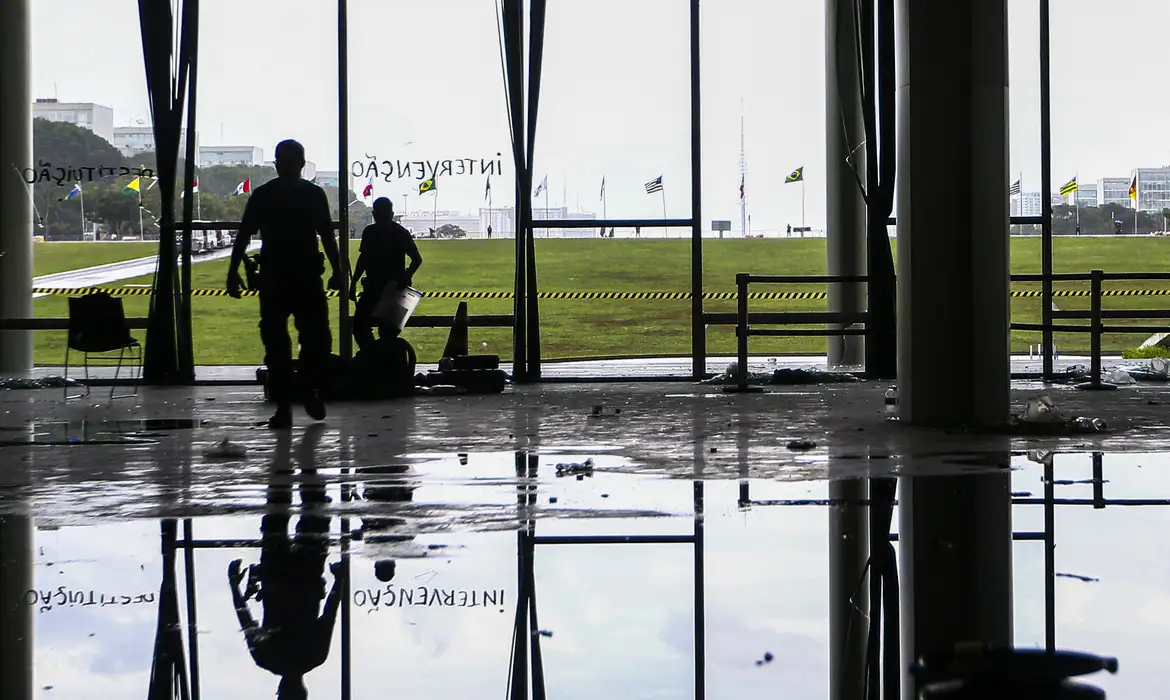 Brasília (DF) 08/01/2024 - Foto feita em 09/01/2023 - Móveis e janelas danificadas no Senado Federal.
Foto: Marcelo Camargo/Agência Brasil