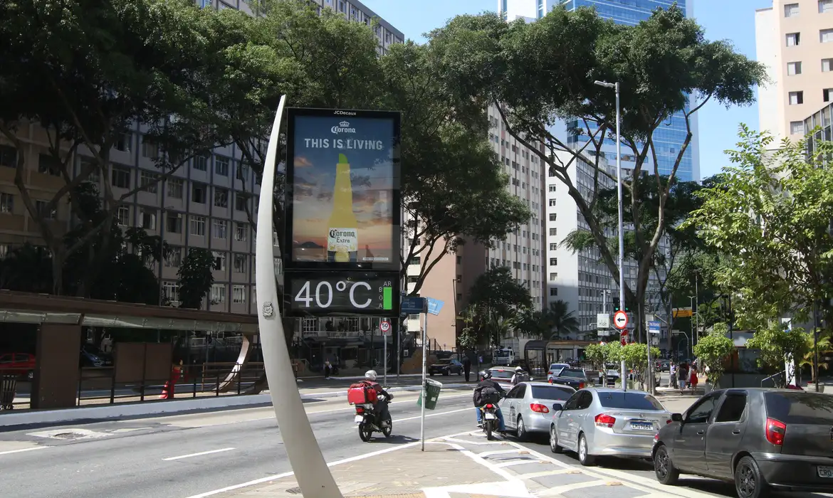 São Paulo (SP), 12/11/2023 - Termômetro marca 40 graus na Avenida 9 de Julho, região central da capital. Foto: Rovena Rosa/Agência Brasil