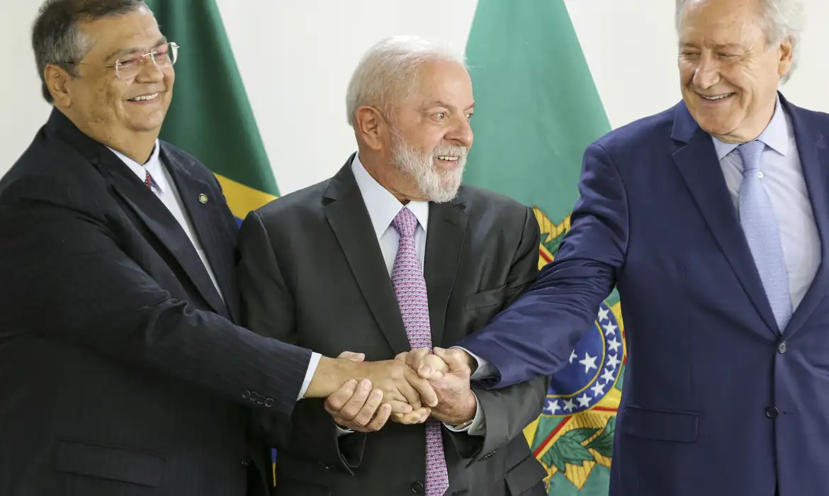 Brasília (DF), 11/01/2024 - O atual ministro da Justiça, Flávio Dino, o presidente Luiz Inácio Lula da Silva, e o indicado como novo ministro da Justiça, Ricardo Lewandowski, durante anúncio da substituição na Pasta. Foto: Marcelo Camargo/Agência Brasil