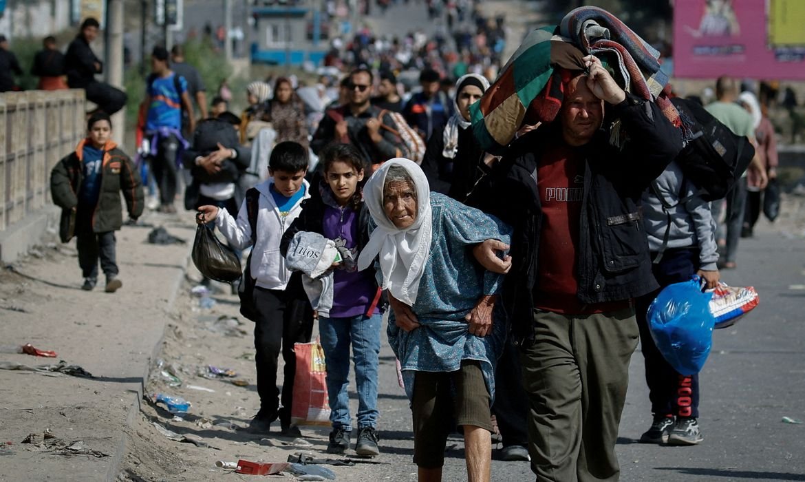 Palestinians fleeing north Gaza move southward as Israeli tanks roll deeper into the enclave, amid the ongoing conflict between Israel and Hamas, in the central Gaza Strip, November 10, 2023. REUTERS/Ibraheem Abu Mustafa         TPX IMAGES OF THE DAY         SEARCH 