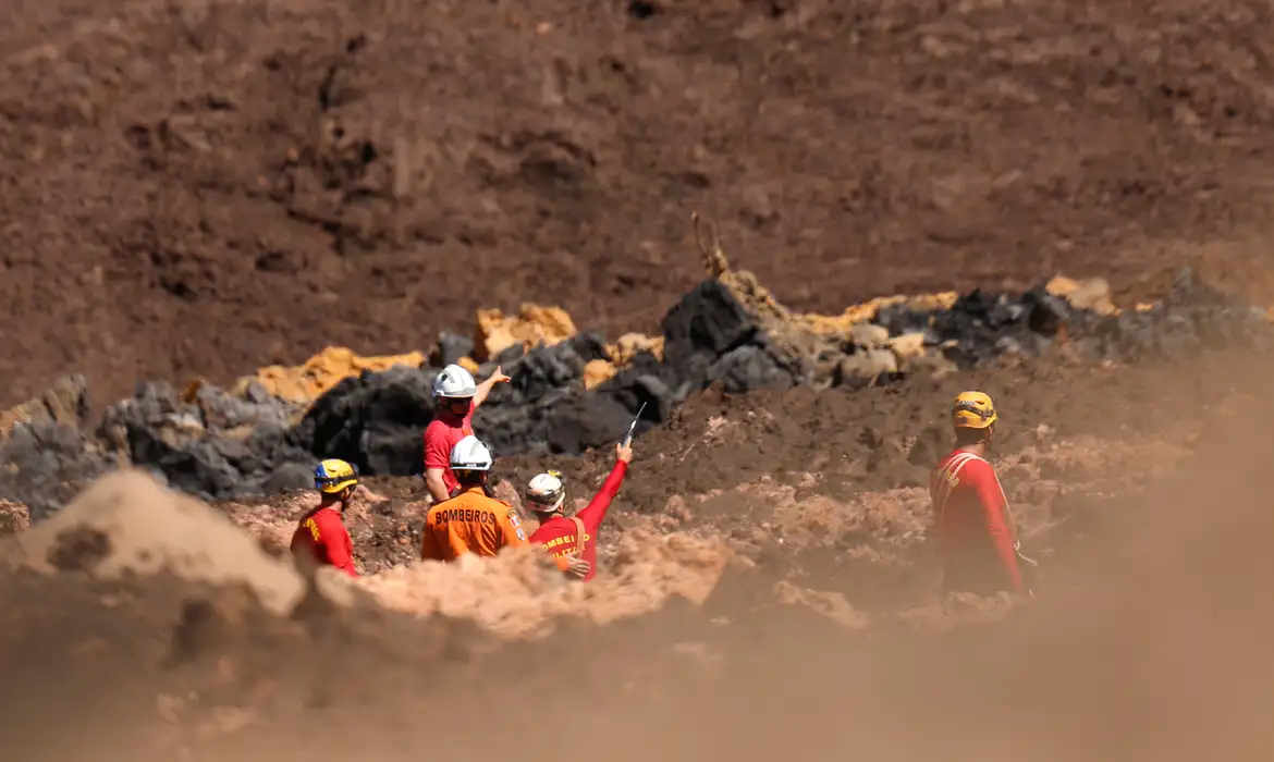 Equipes de resgate durante buscas por vítimas em Brumadinho, onde uma barragem da mineradora Vale se rompeu.