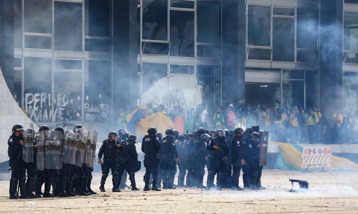 Manifestantes invadem Congresso, STF e Palácio do Planalto.