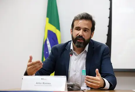 Brasil não promove jornalismo plural, alerta Repórteres Sem Fronteiras - Totem usado para distribuir notícias por mídias periféricas, instalado em supermercado no distrito do Jaraguá, zona noroeste de São Paulo.  Artur Romeu. Foto: Clarice Castro/MDHC