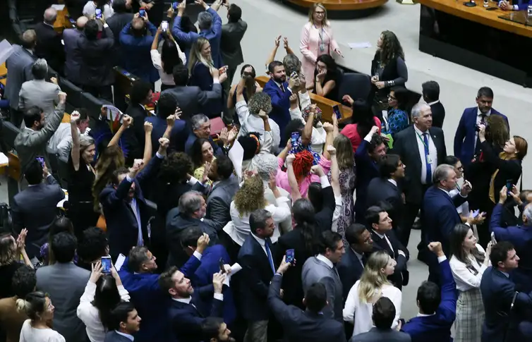 Brasília (DF) 10/04/2024 Sessão da Câmara que confirmou a prisão preventiva do deputado, Chiquinho Brazão. Deputados comemoram a votação. Foto Lula Marques/ Agência Brasil