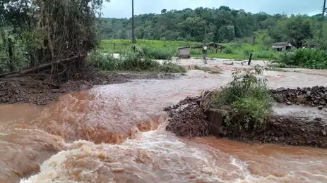 Chuvas no RS: impactos na vida de quilombolas e pequenos agricultores. - Vista Alegre, estrada vicinal se transformou em rio. Infraestrutura de acesso e escoamento da produção camponesa totalmente destruída em 70%.  Foto: Comunicação MPA