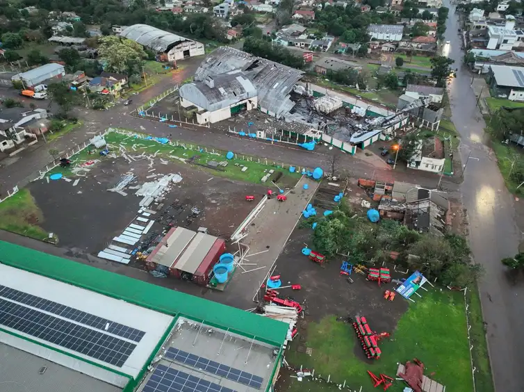 Brasília (DF) 16/06/2024 - No sábado, 15 de junho, por volta de 22h30, ocorreu, na cidade de São Luiz Gonzaga, um fenômeno classificado pela Sala de Situação do Estado como uma microexplosão, decorrente de uma intensa instabilidade associada a uma frente-fria estacionária, juntamente com o fluxo de umidade do norte do país. 

Foto: Casa Civil RS/Divulgação