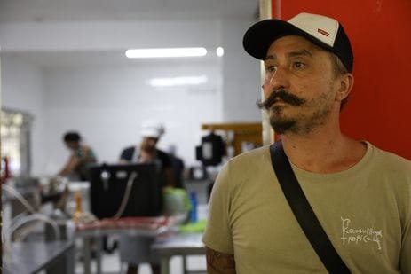 Fernando Frazão/Agência Brasil Cachoeiras de Macacu (RJ) 26/11/2024 – Leonardo de Mattos, produtor da bebiba Pi Kombucha Tropical, que é beneficiado pelo reflorestamento do Projeto Guapiaçu, restaurador da Mata Atlântica em terras antes degradadas, contribuindo para a manutenção dos recursos hídricos. Foto: Fernando Frazão/Agência Brasil