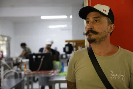 Cachoeiras de Macacu (RJ) 26/11/2024 – Leonardo de Mattos, produtor da bebiba Pi Kombucha Tropical, que é beneficiado pelo reflorestamento do Projeto Guapiaçu, restaurador da Mata Atlântica em terras antes degradadas, contribuindo para a manutenção dos recursos hídricos. Foto: Fernando Frazão/Agência Brasil