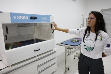 Belém (PA) 13/12/2024 – A veterinária Stephane Franco mostra equipamentos para regulagem de temperatura corporal de animais no Centro de Reabilitação e Despetrolização de Fauna, mantido pela Petrobras para a exploração na Margem Equatorial, que opera de prontidão para tratamento  em casos de acidentes. Foto: Fernando Frazão/Agência Brasil