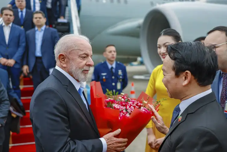 Ricardo Stuckert / PR Presidente da República, Luiz Inácio Lula da Silva, durante chegada a Hanói.
Aeroporto Internacional de Noi Bai – Vietnã
Foto: Ricardo Stuckert / PR