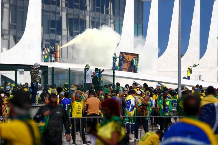 Manifestantes invadem Congresso, STF e Palácio do Planalto.