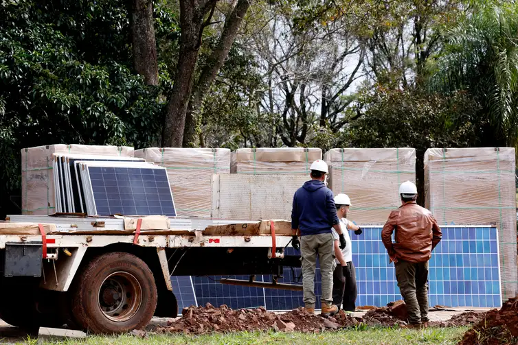 Tânia Rêgo/Agência Brasil Foz do Iguaçu (PR), 17/07/2025 - Canteiro de obras da Usina Fotovoltaica Flutuante da Itaipu Binacional. Foto: Tânia Rêgo/Agência Brasil