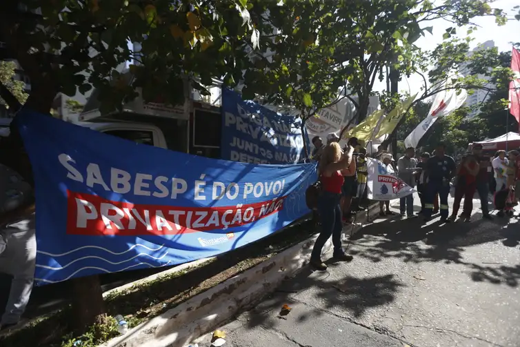 São Paulo (SP) 02/05/2024 - Manifestação contra a privatização da SABESP, na Câmara de Vereadores de São Paulo.

Foto: Paulo Pinto/Agência Brasil