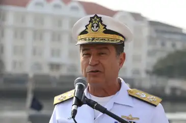 Tânia Rêgo/Agência Brasil O comandante da Marinha, Almir Garnier Santos, fala com a imprensa. Em comemoração ao Bicentenário da Independência, a Marinha do Brasil promove uma Revista Naval, com a presença do presidente da República, na Baía de Guanabara, no Rio de Janeiro.
