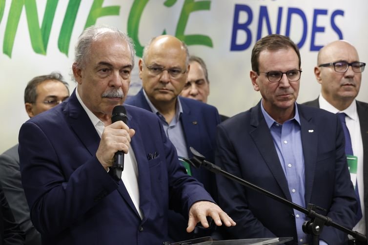 Fernando Frazão/Agência Brasil Rio de Janeiro (RJ), 28/08/2025 – O presidente do BNDES, Aluízio Mercadante, recebe o prefeito do Rio, Eduardo Paes, presidente da Frente Nacional de Prefeitas e Prefeitos (FPN), além de prefeitos representantes outros municípios para detalhar as medidas de apoio do Plano Brasil Soberano. Foto: Fernando Frazão/Agência Brasil