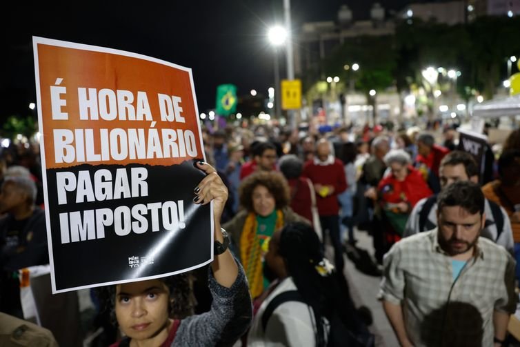 Fernando Frazão/Agência Brasil Rio de Janeiro (RJ), 10/07/2025 – Trabalhadores e movimentos sociais fazem manifestação pelo fim da escala de trabalho 6 x 1 e pela taxação dos super-ricos, na Praça XV. Foto: Fernando Frazão/Agência Brasil
