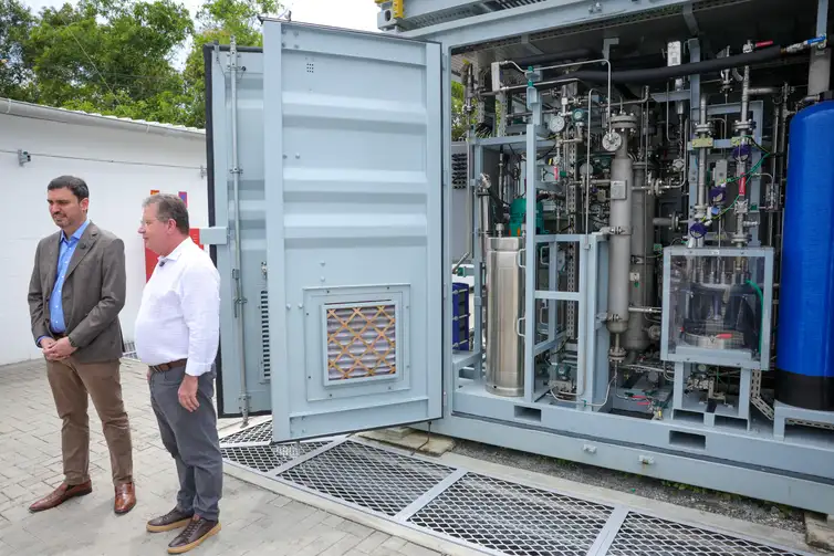 Recife (PE) 17/10/2025 - O diretor-presidente do Complexo Industrial Portuário de Suape, Armando Monteiro Bisneto, e o Presidente do Conselho Regional do SENAI-PE e Presidente da FIEPE, Bruno Veloso, ao lado do Eletrolisador instalado no Senai Park em Ipojuca  Foto: Fabio Rodrigues-Pozzebom/ Agência Brasil