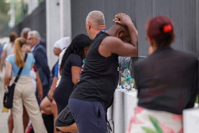 Tânia Rêgo/Agência Brasil Rio de Janeiro (RJ), 29/10/2025 - Familiares chegam ao Detran para se cadastrar para recinhecimento dos corpos
Após resgate de dezenas de corpos são trazidos por moradores para a Praça São Lucas, na Penha, zona norte do Rio de Janeiro. Operação Contençao.
Foto: Tânia Rêgo/Agência Brasil