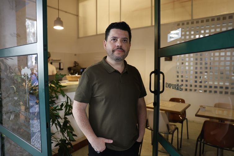 Rio de Janeiro (RJ), 12/01/2025 – Sérvulo Júnior, gerente da padaria Araucária, na Lapa, fala sobre o novo decreto moderniza o Programa de Alimentação do Trabalhador (PAT) e traz novas regras ao sistema de vale-alimentação e vale-refeição. Foto: Fernando Frazão/Agência Brasil