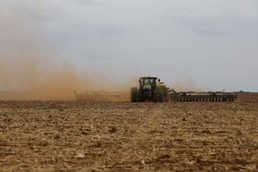Balsas (MA), 09/10/2025 – Trator trabalha em fazenda de cultivo de soja na região da Batavo. Foto: Fernando Frazão/Agência Brasil
