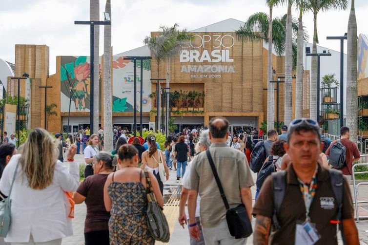 Bruno Peres/Agência Brasil Belém (PA), 11/11/2025 - Pessoas chegam na entrada da área da Green Zone (Área Verde), na COP30. Foto: Bruno Peres/Agência Brasil