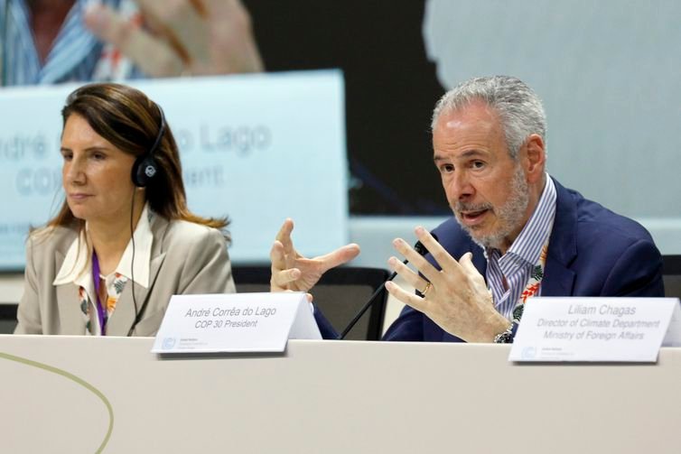 Bruno Peres/Agência Brasil Belém (PA), 12/11/2025 - O Presidente da COP30, embaixador André Corrêa do Lago, tendo ao lado a diretora-executiva da COP30, Ana Toni, durante coletiva de imprensa na COP30. Foto: Bruno Peres/Agência Brasil