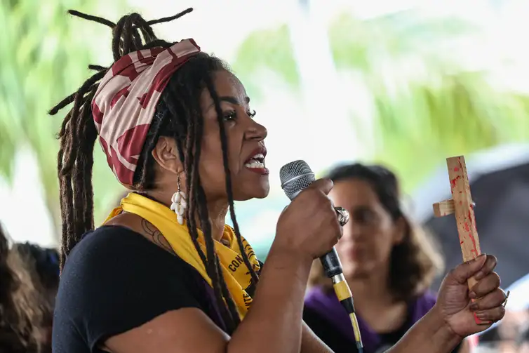 Brasília (DF), 07/12/2025 - Renata Parreira durante ato do Levante Mulheres Vivas, na área central de Brasília, para denunciar o feminicídio e todas as formas de violência contra mulheres. Foto: Marcelo Camargo/Agência Brasil