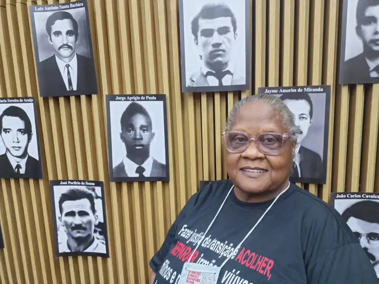 Luiz Cláudio/Agência Brasil Brasília (DF), 06/12/2025 - Maria de Fátima Marinelli, de 68 anos.
Cerimônia de entrega certidões de óbito retificadas a familiares de mortos e desaparecidos na ditadura, durante o II Encontro Nacional de Familiares de Pessoas Mortas e Desaparecidas Políticas (II ENAFAM).
Foto: Luiz Cláudio/Agência Brasil