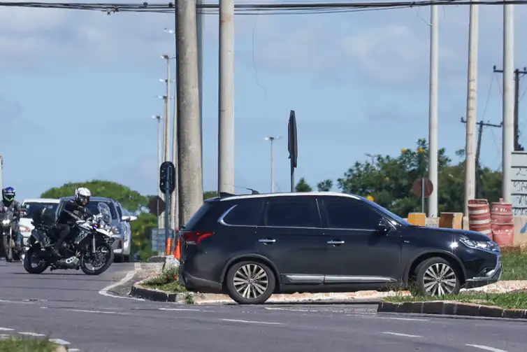 Brasília (DF), 24/12/2025 - Comboio saído da polícia federal com o ex-presidente Jair Bolsonaro com destino ao Hospital DF Star, onde será realizado uma cirurgia de hérnia inguinal e tratar de um soluço persistente. Hoje (24), Bolsonaro fará exames pré-operatórios. O procedimento cirúrgico será realizado amanhã (25). A internação deve durar de cinco a sete dias, segundo os advogados do ex-presidente.
Foto: Marcelo Camargo/Agência Brasil