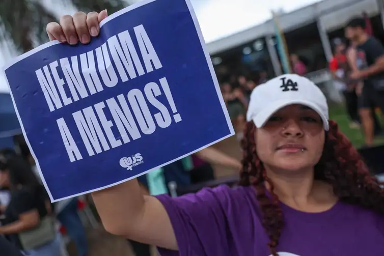 Brasília (DF), 07/12/2025 - O Levante Mulheres Vivas realiza ato na área central de Brasília para denunciar o feminicídio e todas as formas de violência contra mulheres.
 Foto: Marcelo Camargo/Agência Brasil