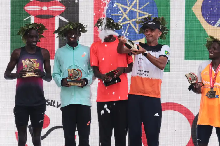 Paulo Pinto/Agência Brasil São Paulo (SP), 31/12/2025 - Atleta brasileiro Fábio Jesus Correia comemora terceiro lugar da categoria masculina da 100ª Corrida Internacional de São Silvestre. Foto: Paulo Pinto/Agencia Brasil