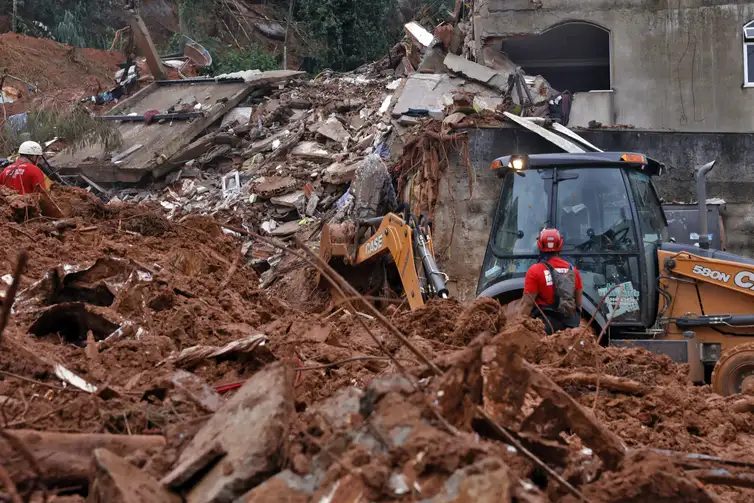 Juiz de Fora (MG), 24/02/2026 - Soldados do Corpo de Bombeiros e voluntários fazem busca e resgate de pessoas em escombros de casas soterradas por lama após fortes chuvas. Foto: Tânia Rêgo/Agência Brasil