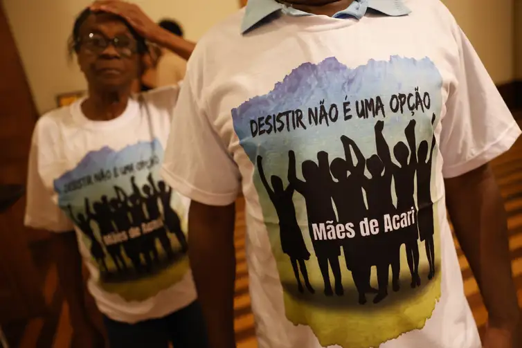 Rio de Janeiro (RJ) 17/12/2024 – Familiares das vítimas da Chacina de Acari e advogados que os representam fazem a leitura pública da sentença de condenação do Estado brasileiro no caso, divulgada pela Corte Interamericana de Direitos Humanos. Foto: Fernando Frazão/Agência Brasil