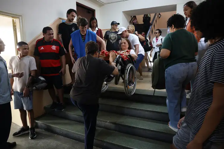 Rio de Janeiro (RJ), 04/10/2026 - A psicóloga Maria Lidia Gomes de Mattos vota na zona eleitoral do Colégio Estadual Amaro Cavalcante, no Largo do Machado. - Foto: Rovena Rosa/Agência Brasil